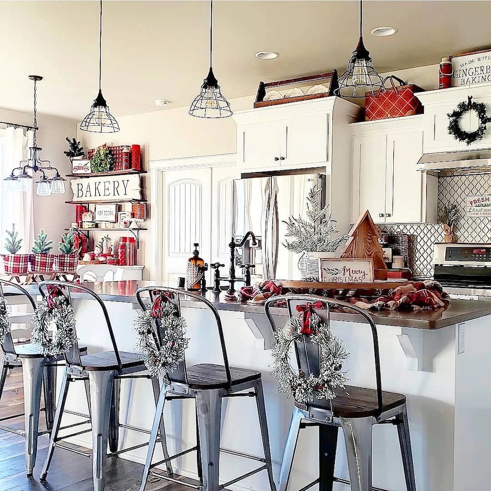 Christmas Kitchen Decor Ideas In 10 #Christmas #ChristmasKitchen #HomeDecor #ChristmasDecorIdeas 