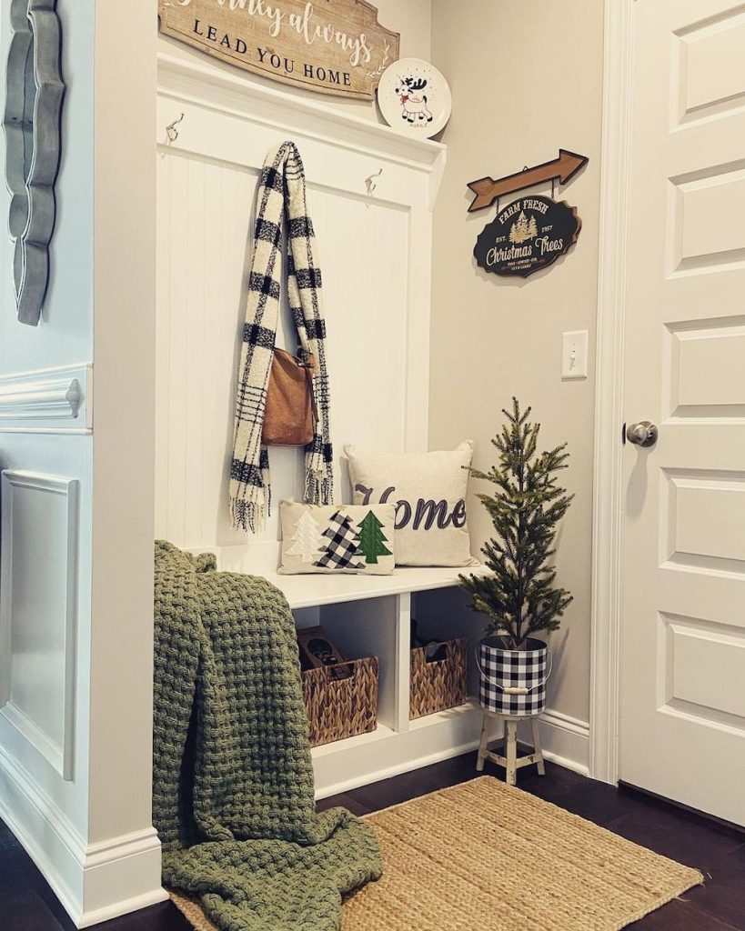 Christmas Mudroom Decor Ideas In 10 #Christmas #ChristmasMudroom #Mudroom #HomeDecor #ChristmasDecorIdeas 