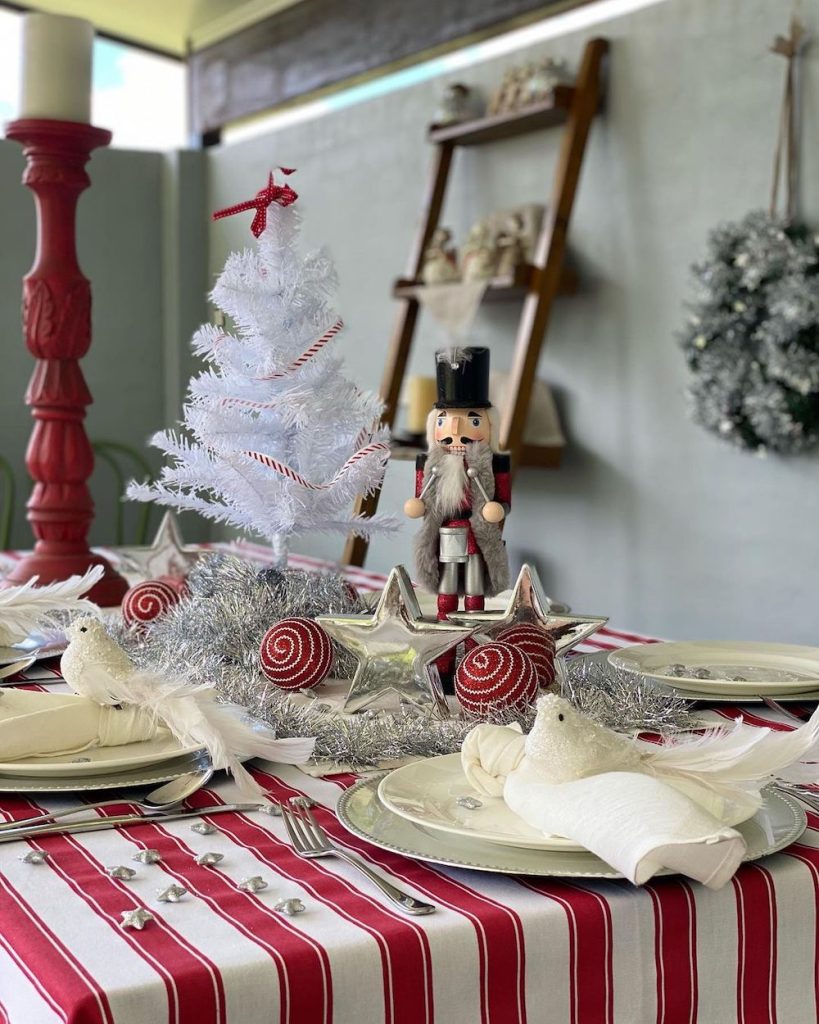 Christmas Tablescape Ideas In 11 1 #Christmas #ChristmasTablescape #DiningRoomDecor #HomeDecor #ChristmasDecorIdeas 