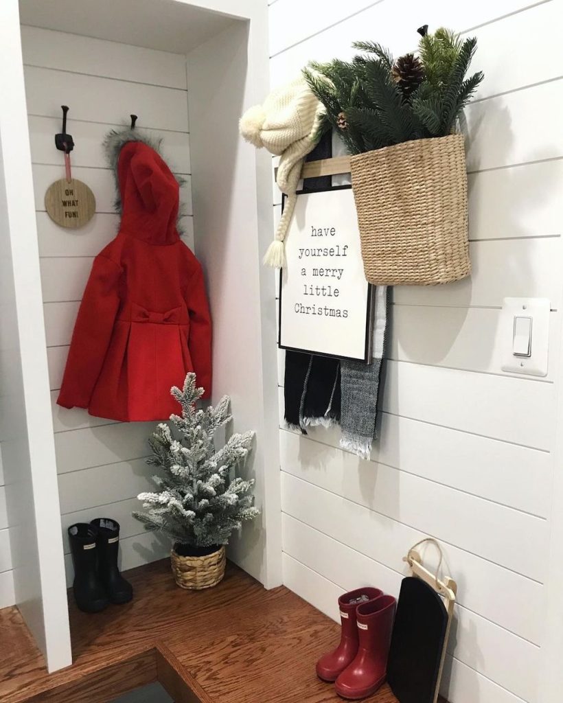 Christmas Mudroom Decor Ideas In 11 #Christmas #ChristmasMudroom #Mudroom #HomeDecor #ChristmasDecorIdeas 