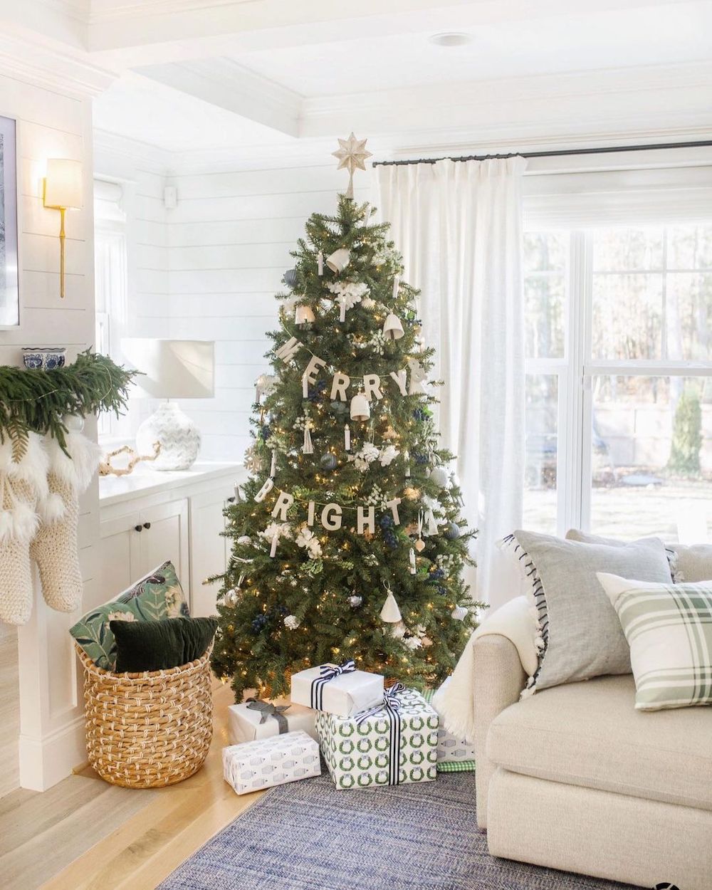 23 Amazing Christmas Living Room Ideas to Celebrate the Season!