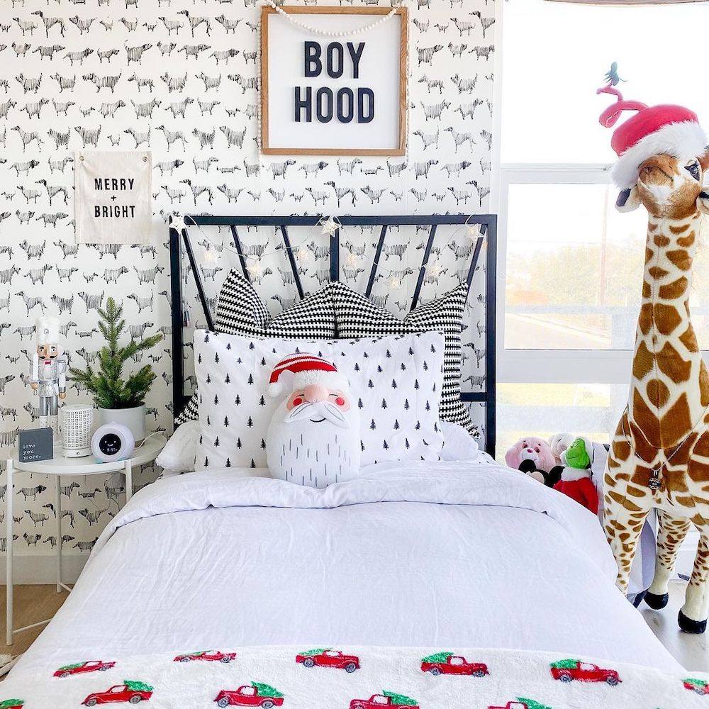 In 11 #Christmas #ChristmasBedroom #HomeDecor #ChristmasDecorIdeas 