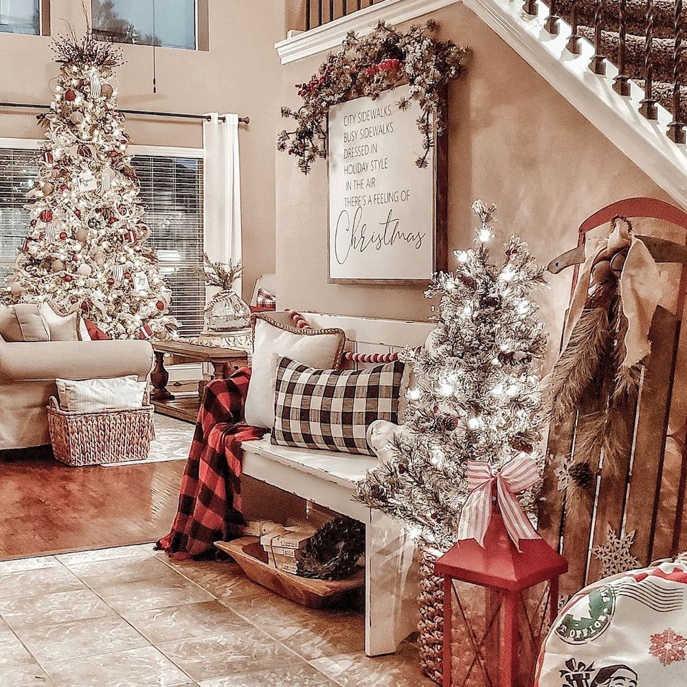 Christmas Entryway decor ideas In 11 #Christmas #ChristmasEntryway #ChristmasFoyer #HomeDecor #ChristmasDecorIdeas 