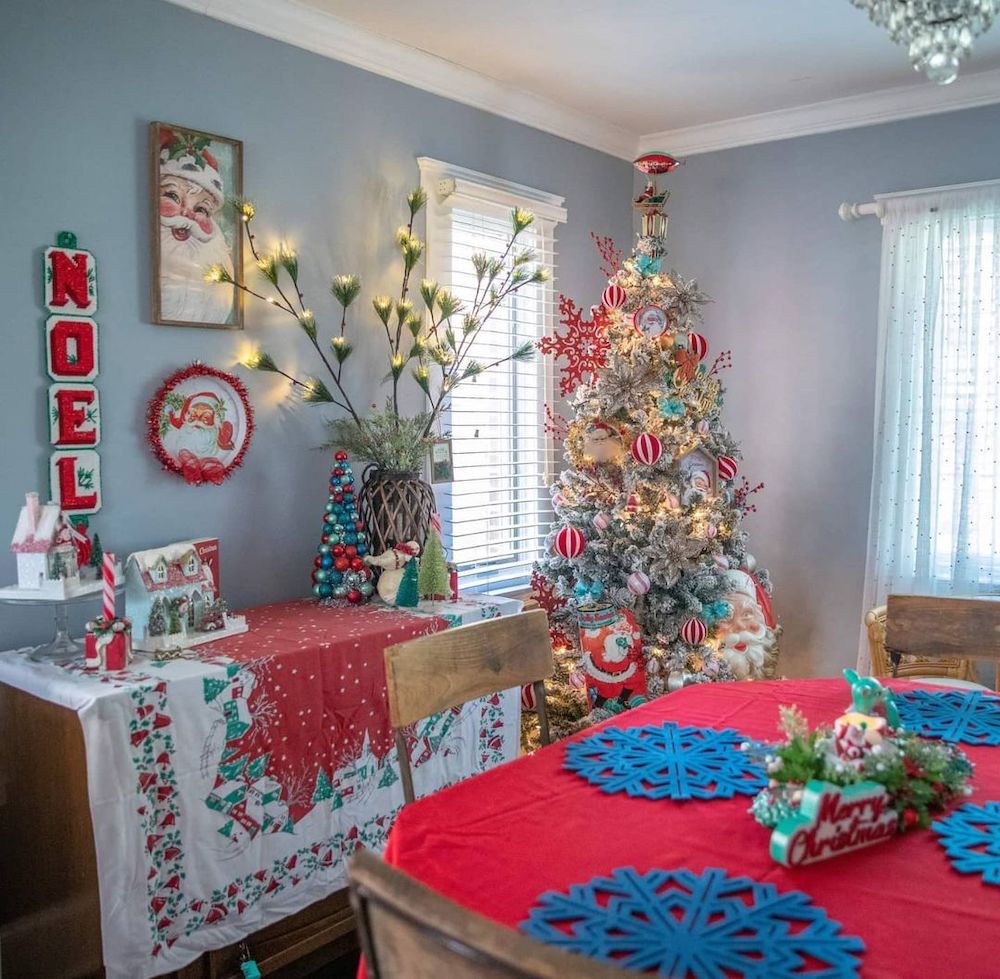 Christmas Dining Room Ideas In 11 #Christmas #ChristmasDiningRoom #DiningRoomDecor #HomeDecor #ChristmasDecorIdeas 