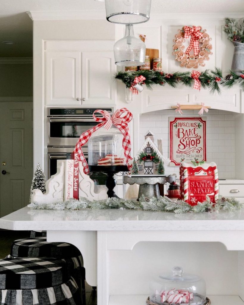 Christmas Kitchen Decor Ideas In 12 #Christmas #ChristmasKitchen #HomeDecor #ChristmasDecorIdeas 