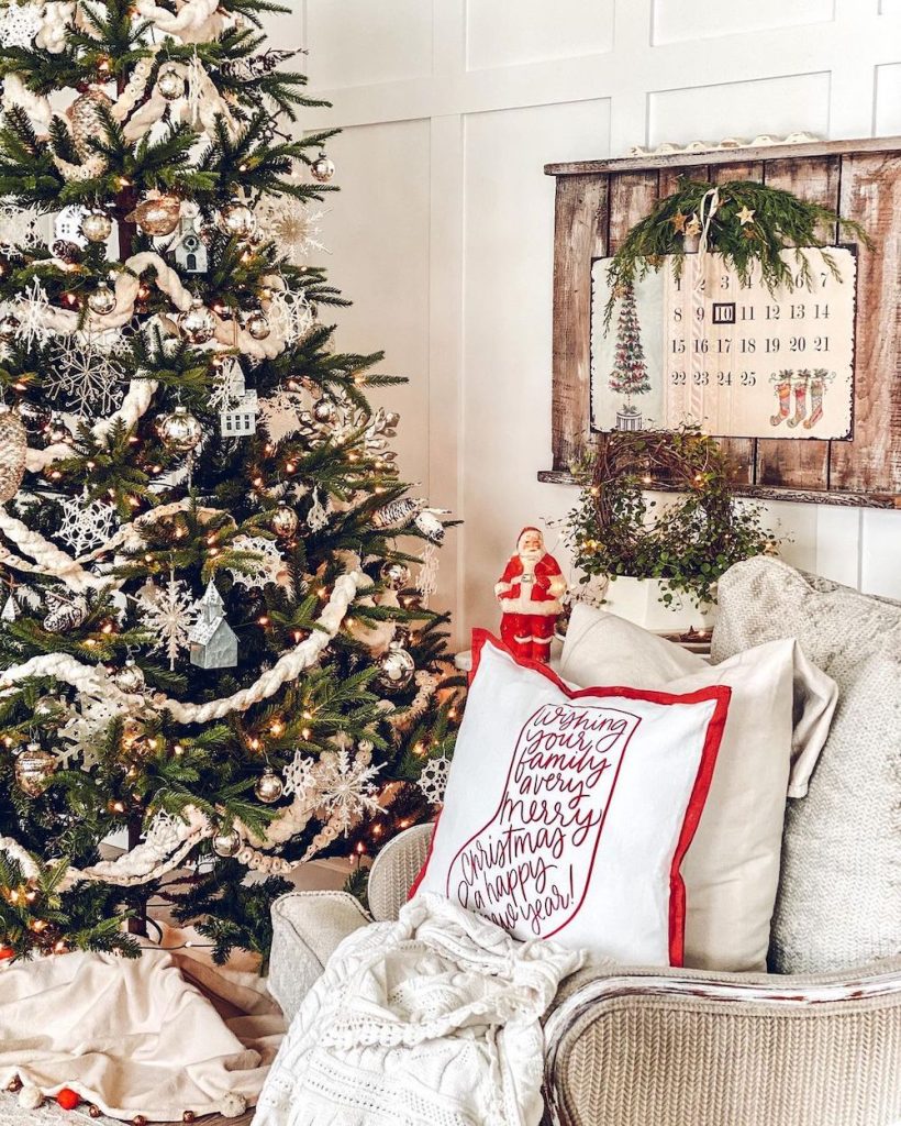 Christmas Reading Nooks In 12 #Christmas #ReadingNooks #ChristmasReadingNooks #HomeDecor #ChristmasDecorIdeas 