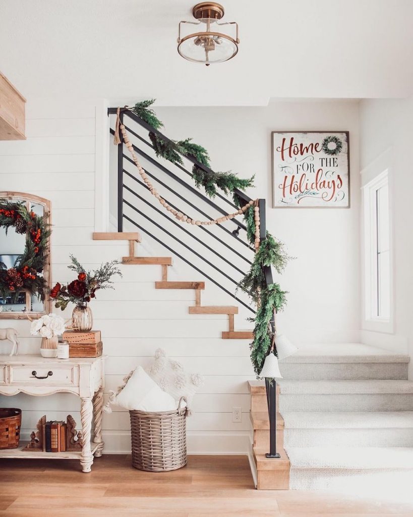 Christmas Entryway decor ideas In 12 #Christmas #ChristmasEntryway #ChristmasFoyer #HomeDecor #ChristmasDecorIdeas 