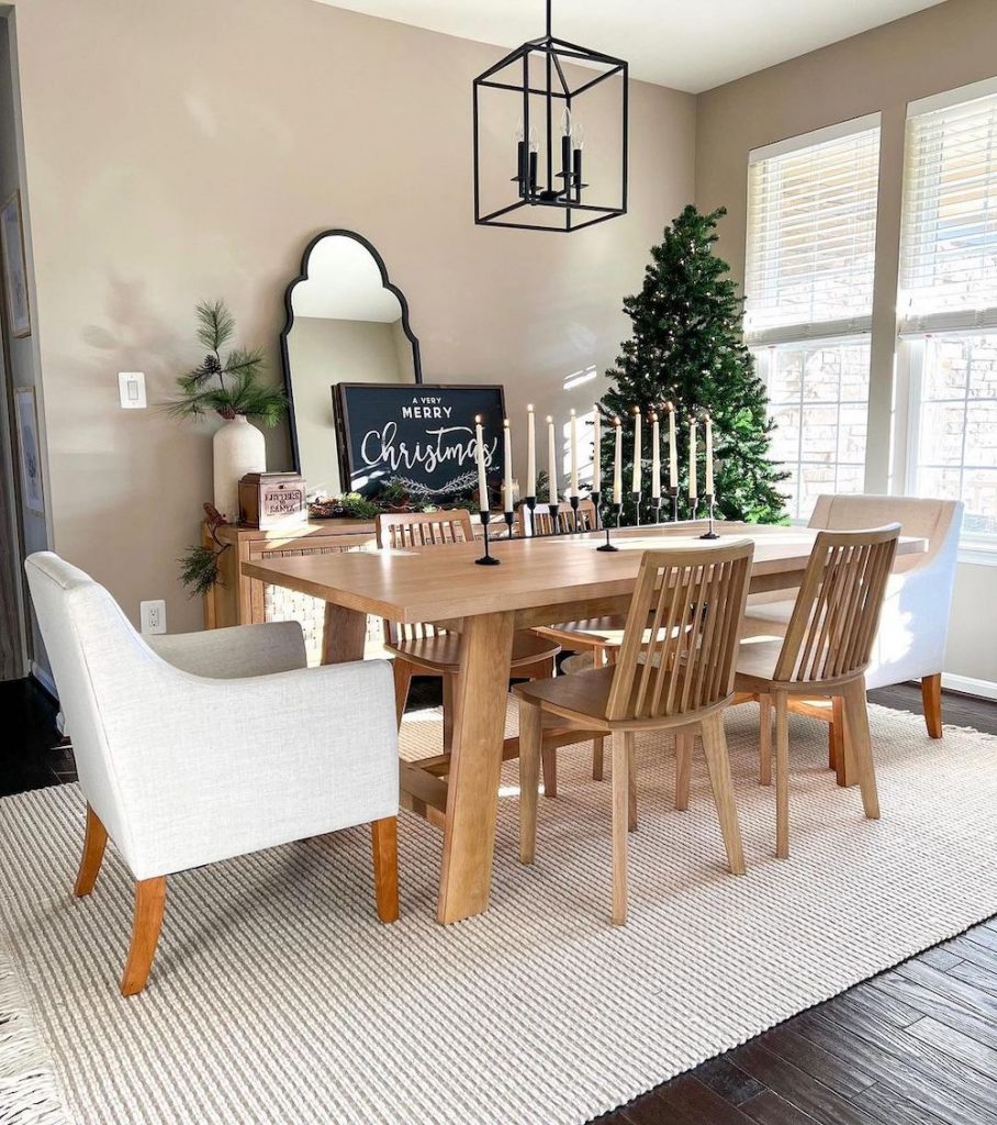 Christmas Dining Room Ideas In 13 #Christmas #ChristmasDiningRoom #DiningRoomDecor #HomeDecor #ChristmasDecorIdeas 