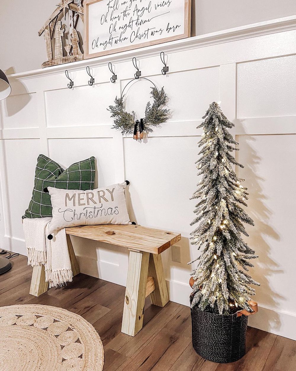 35 Christmas Entryway Decor Ideas to Welcome Your Holiday Guests!