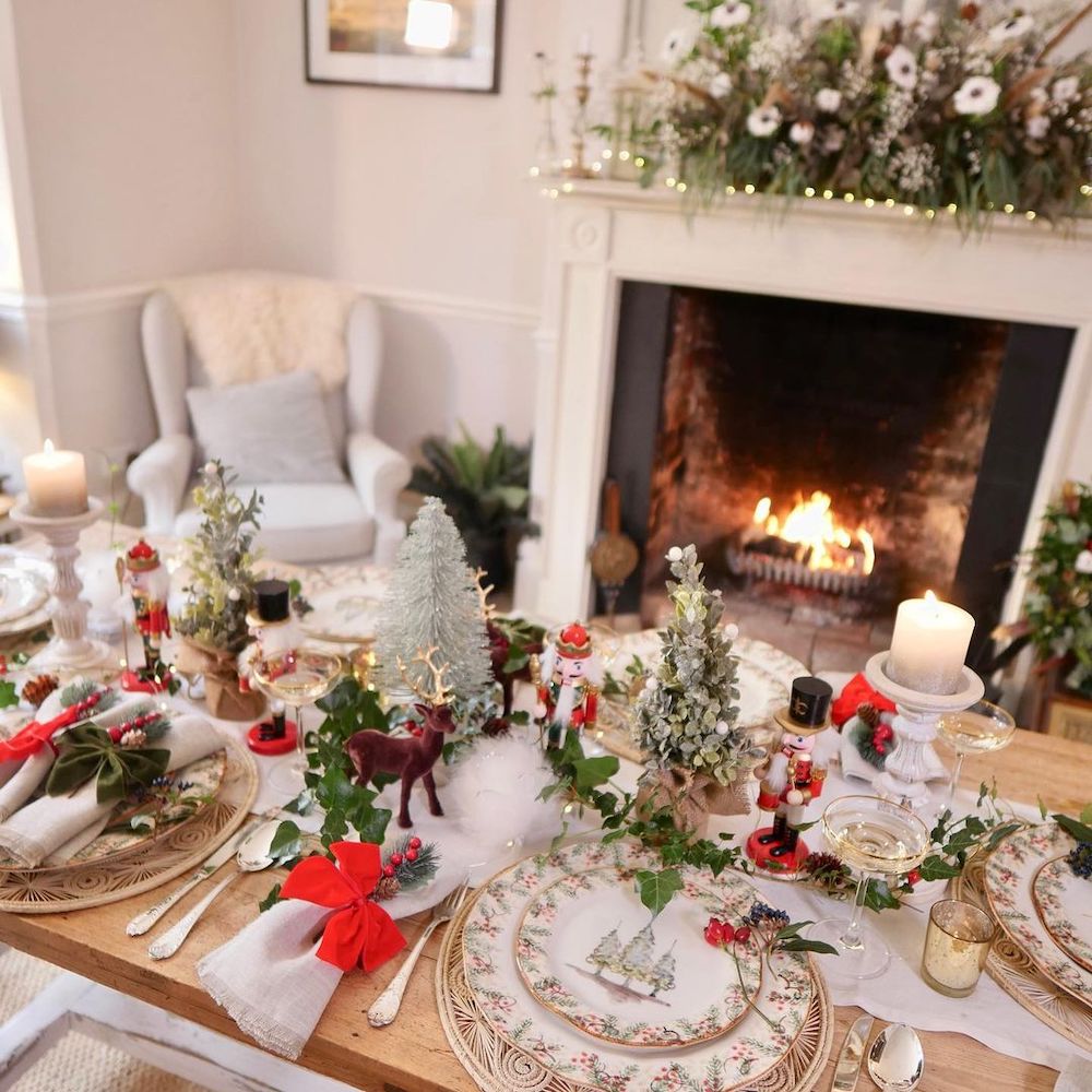 In 13 #Christmas #ChristmasTablescape #DiningRoomDecor #HomeDecor #ChristmasDecorIdeas 