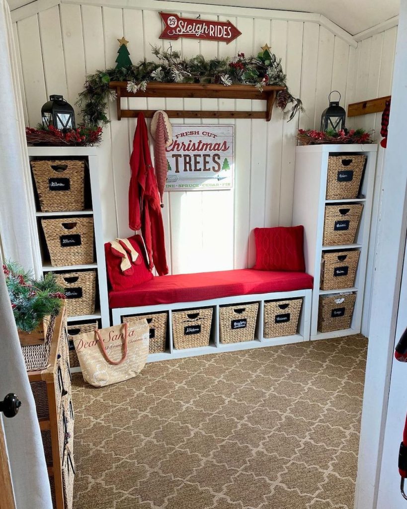 In 13 #Christmas #ChristmasMudroom #Mudroom #HomeDecor #ChristmasDecorIdeas 