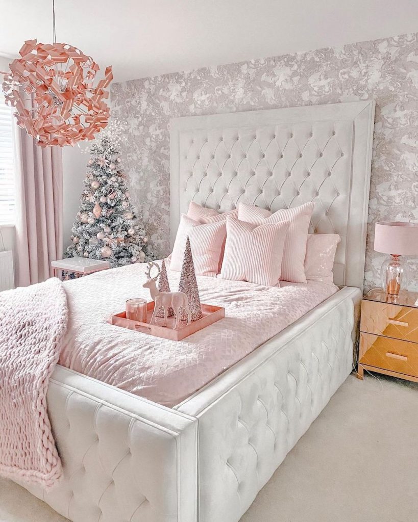 Christmas Bedroom Decor Ideas In 13 #Christmas #ChristmasBedroom #HomeDecor #ChristmasDecorIdeas 