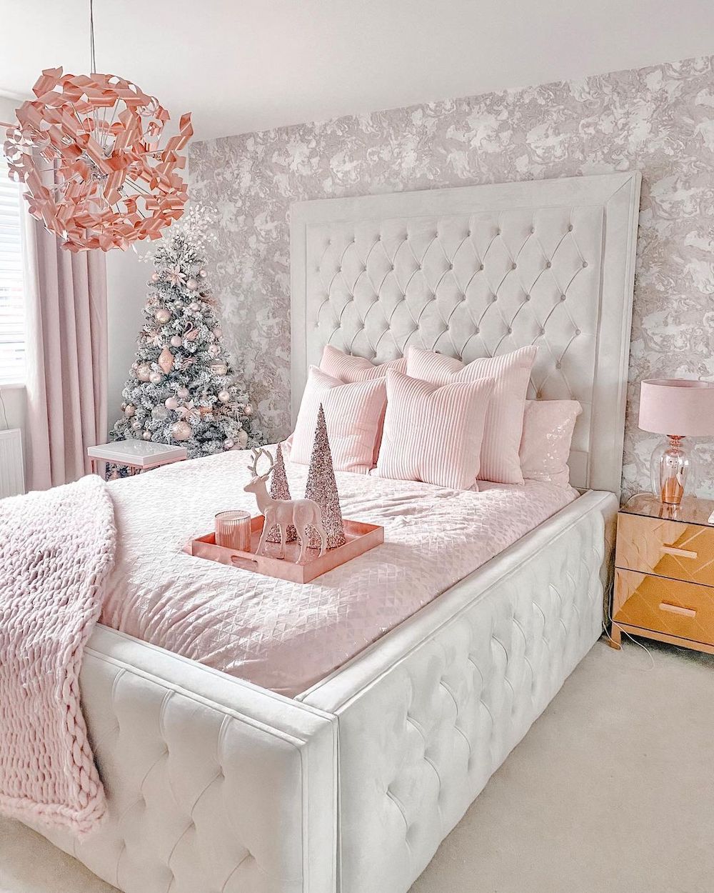 31 Christmas Bedroom Decor Ideas for a Cozy Holiday Season!