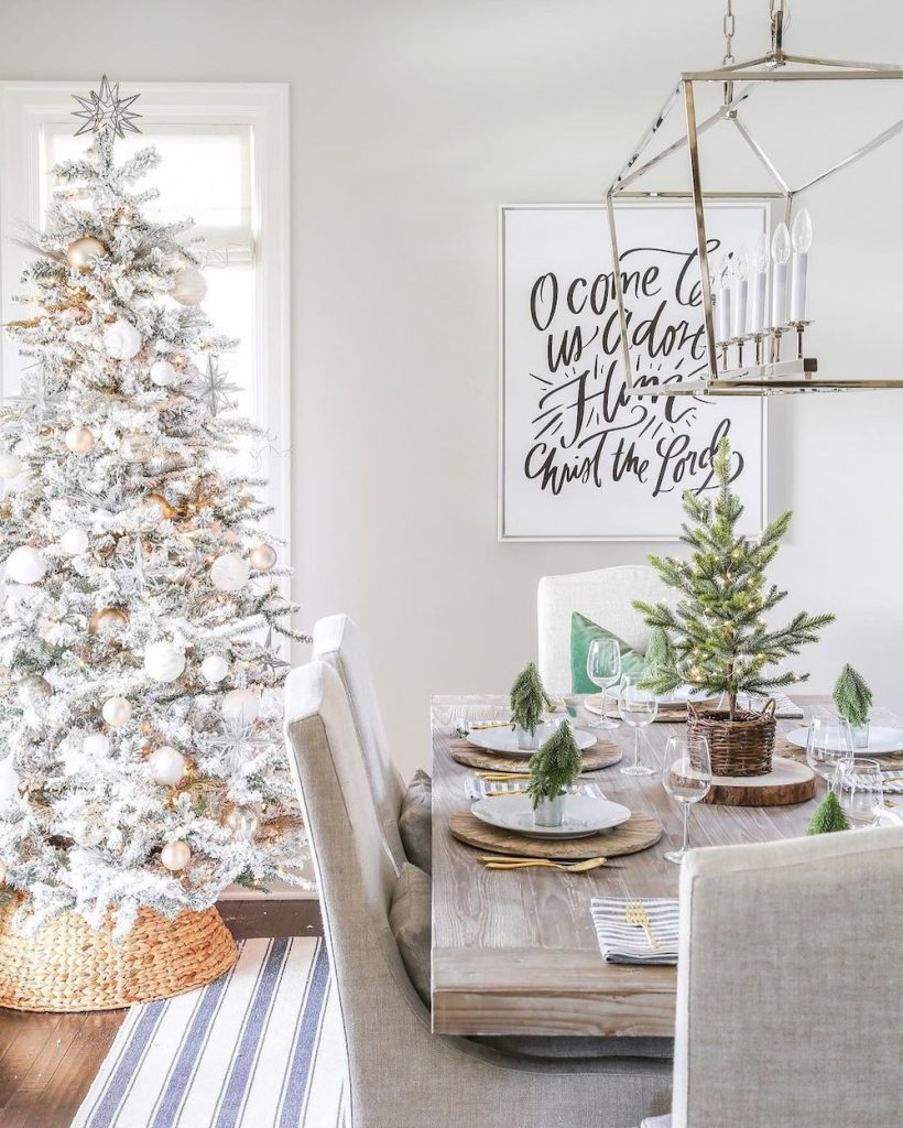 In 14 #Christmas #ChristmasDiningRoom #DiningRoomDecor #HomeDecor #ChristmasDecorIdeas 