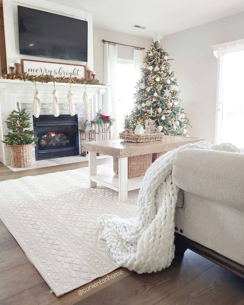 In 14 #Christmas #ChristmasLivingRoom #LivingRoomDecor #HomeDecor #ChristmasDecorIdeas 