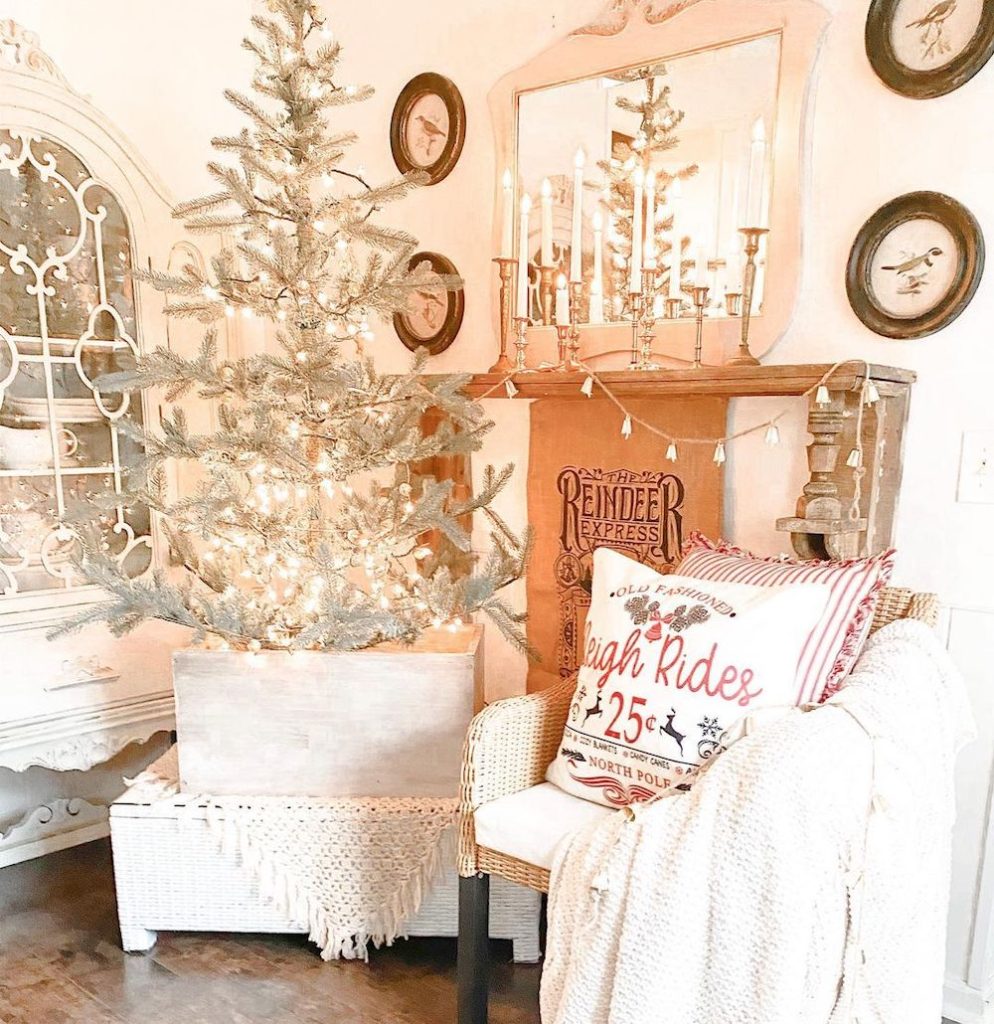 In 14 #Christmas #ReadingNooks #ChristmasReadingNooks #HomeDecor #ChristmasDecorIdeas 