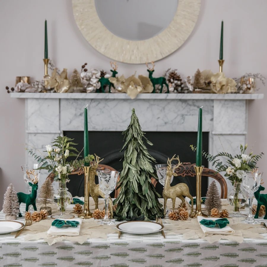 Christmas Tablescape Ideas In 14 #Christmas #ChristmasTablescape #DiningRoomDecor #HomeDecor #ChristmasDecorIdeas 