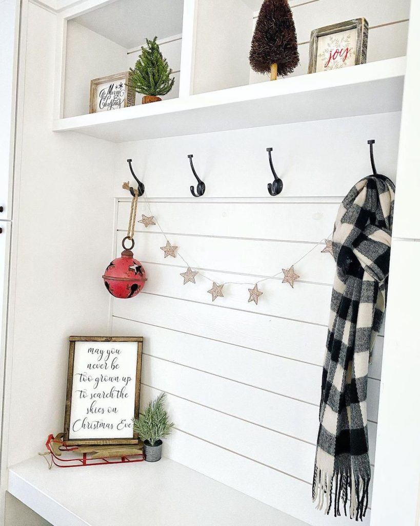 In 15 #Christmas #ChristmasMudroom #Mudroom #HomeDecor #ChristmasDecorIdeas 