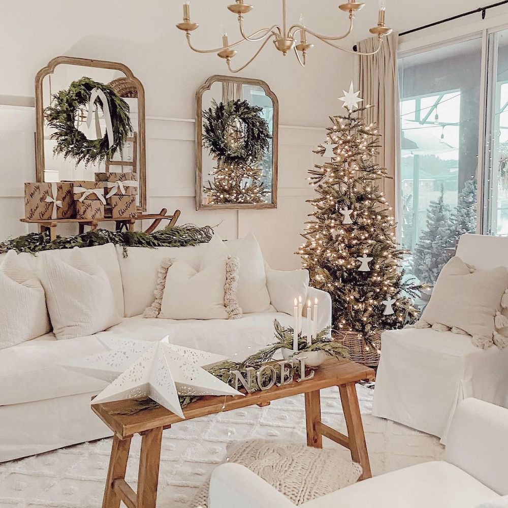 In 15 #Christmas #ChristmasLivingRoom #LivingRoomDecor #HomeDecor #ChristmasDecorIdeas 