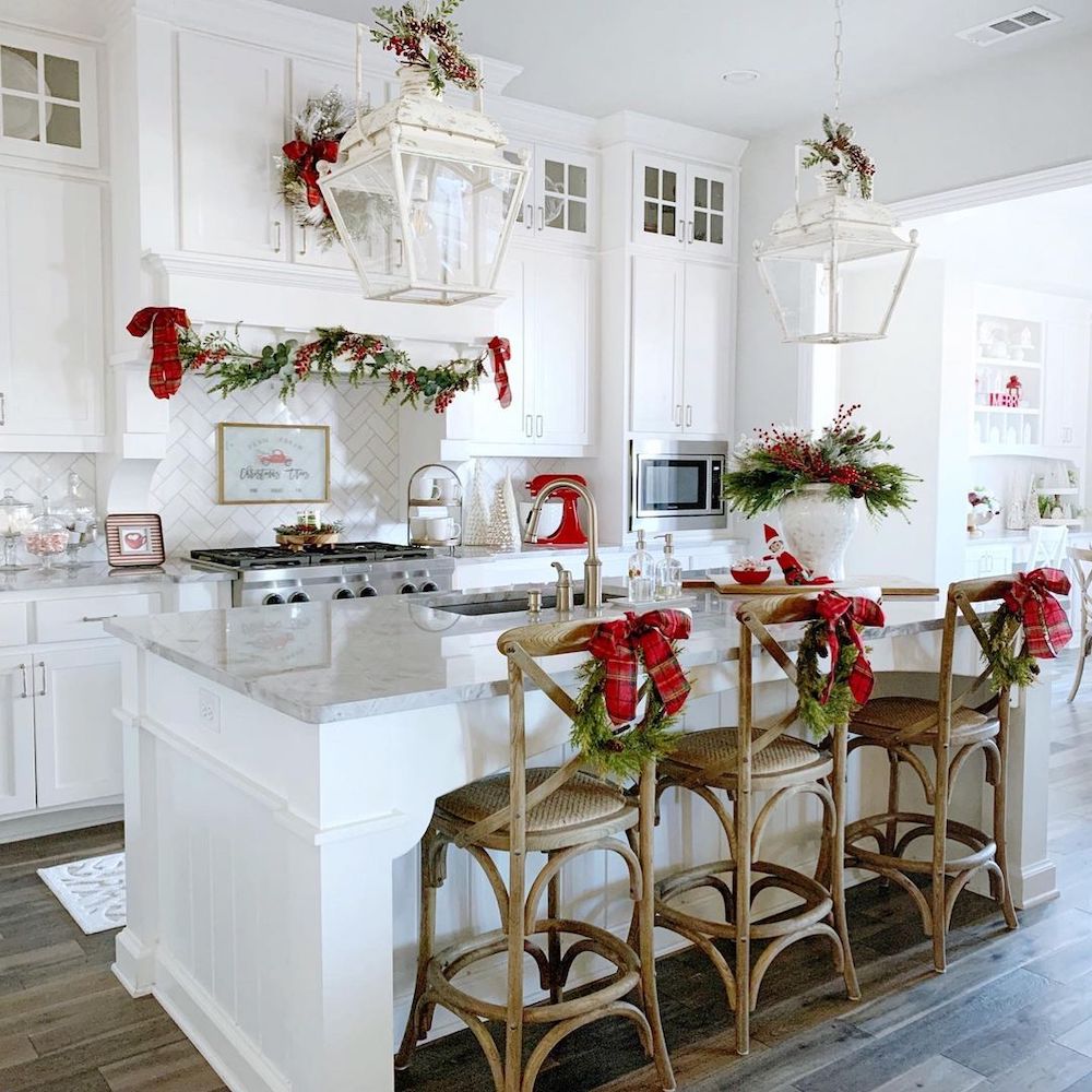 In 15 #Christmas #ChristmasKitchen #HomeDecor #ChristmasDecorIdeas 