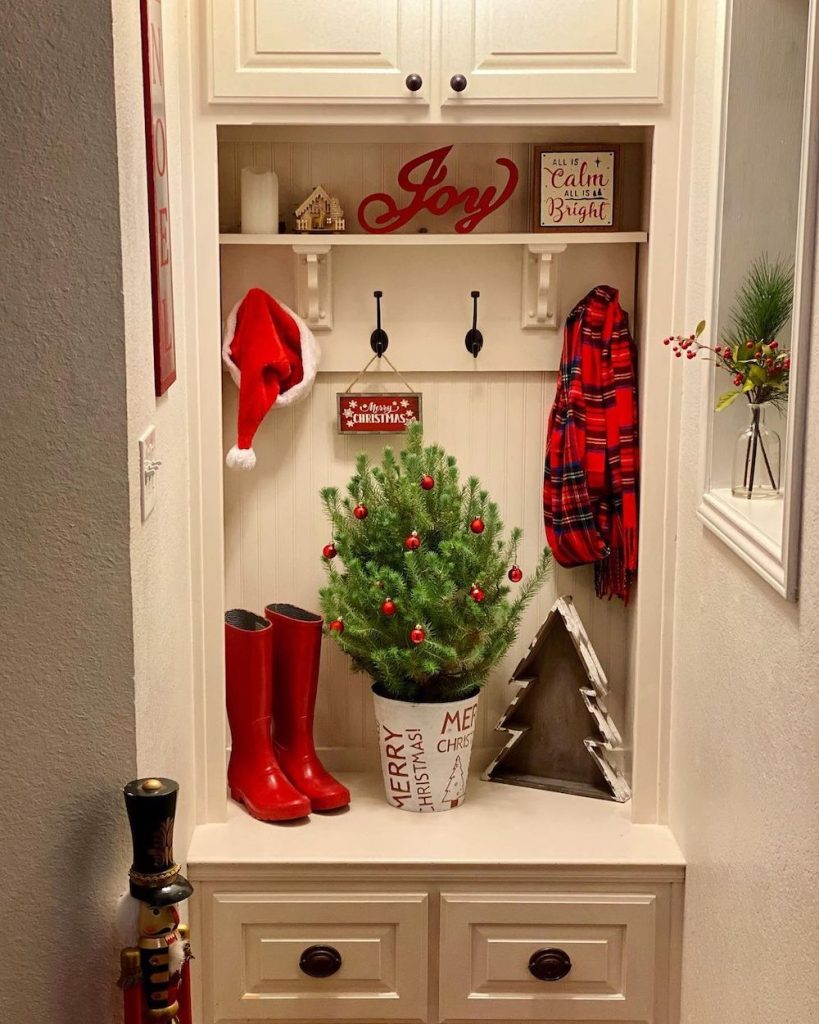 In 16 #Christmas #ChristmasMudroom #Mudroom #HomeDecor #ChristmasDecorIdeas 