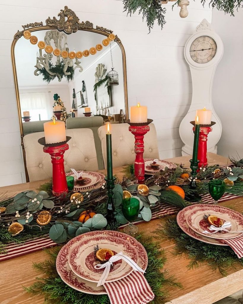 Christmas Dining Room Ideas In 16 #Christmas #ChristmasDiningRoom #DiningRoomDecor #HomeDecor #ChristmasDecorIdeas 