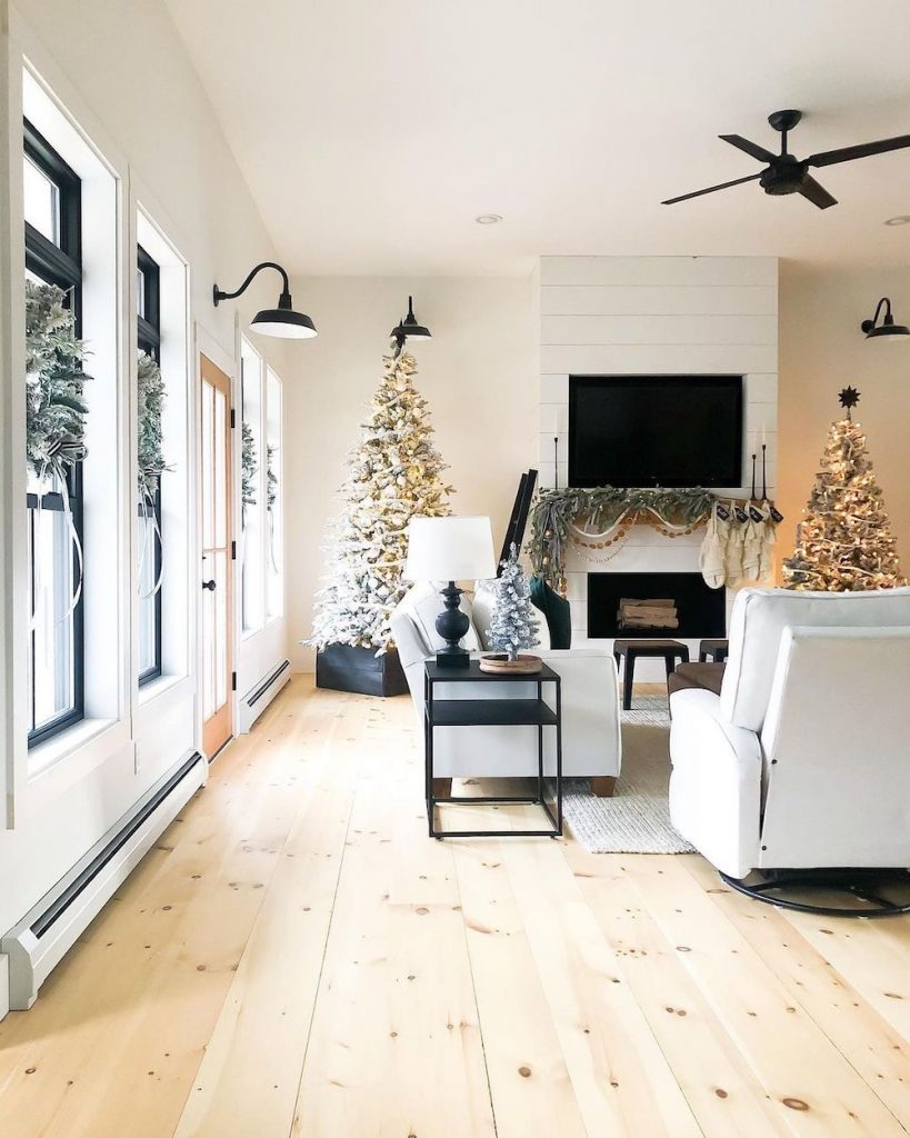 Christmas Living Room Ideas In 16 #Christmas #ChristmasLivingRoom #LivingRoomDecor #HomeDecor #ChristmasDecorIdeas 