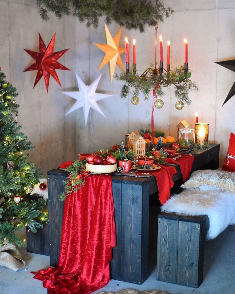 In 17 1 #Christmas #ChristmasTablescape #DiningRoomDecor #HomeDecor #ChristmasDecorIdeas
