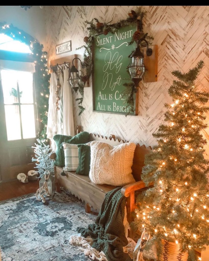 In 17 #Christmas #ChristmasEntryway #ChristmasFoyer #HomeDecor #ChristmasDecorIdeas 