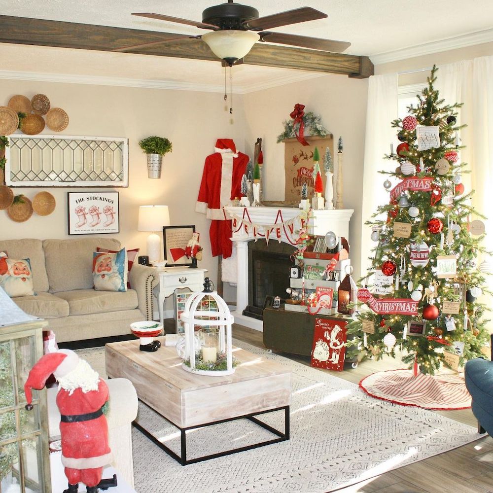 In 17 #Christmas #ChristmasLivingRoom #LivingRoomDecor #HomeDecor #ChristmasDecorIdeas 