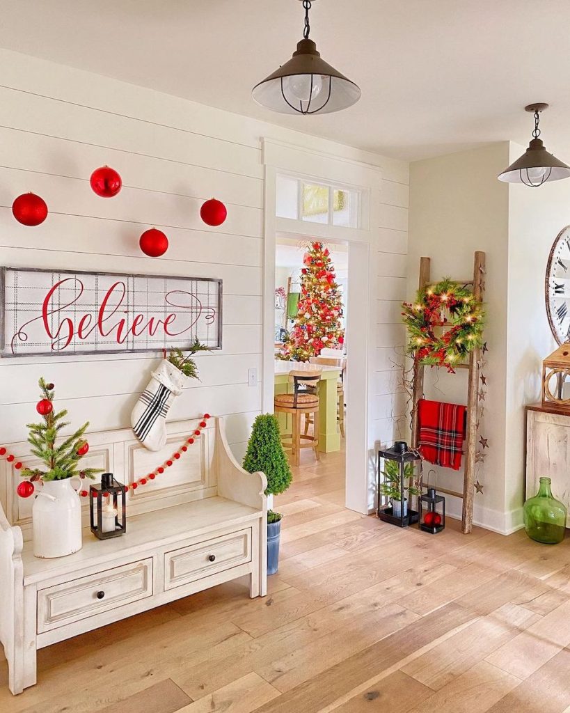 In 17 #Christmas #ChristmasMudroom #Mudroom #HomeDecor #ChristmasDecorIdeas 