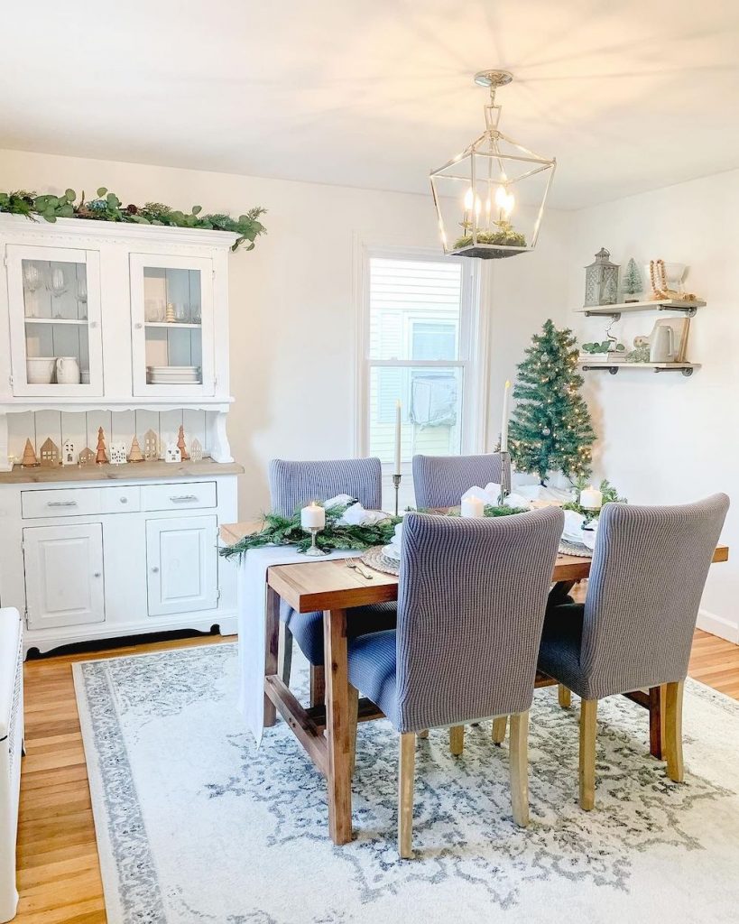 Christmas Dining Room Ideas In 18 #Christmas #ChristmasDiningRoom #DiningRoomDecor #HomeDecor #ChristmasDecorIdeas 