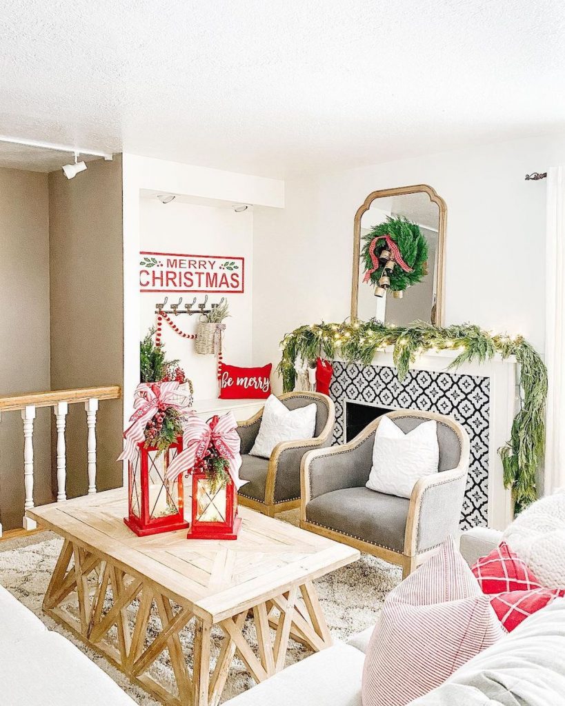 Christmas Living Room Ideas In 18 #Christmas #ChristmasLivingRoom #LivingRoomDecor #HomeDecor #ChristmasDecorIdeas 