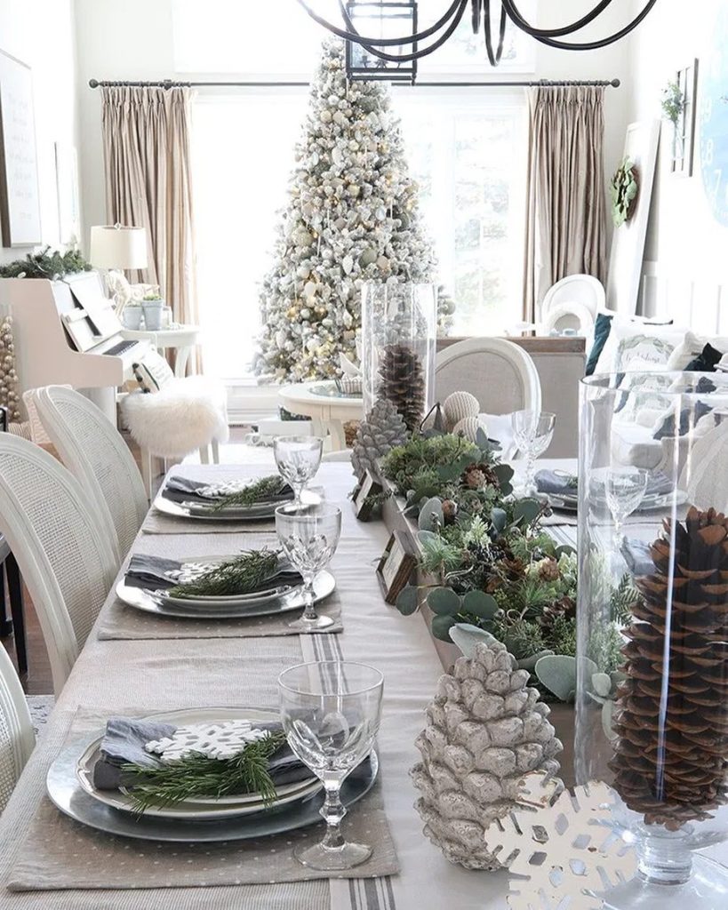 Christmas Tablescape Ideas In 18 #Christmas #ChristmasTablescape #DiningRoomDecor #HomeDecor #ChristmasDecorIdeas 