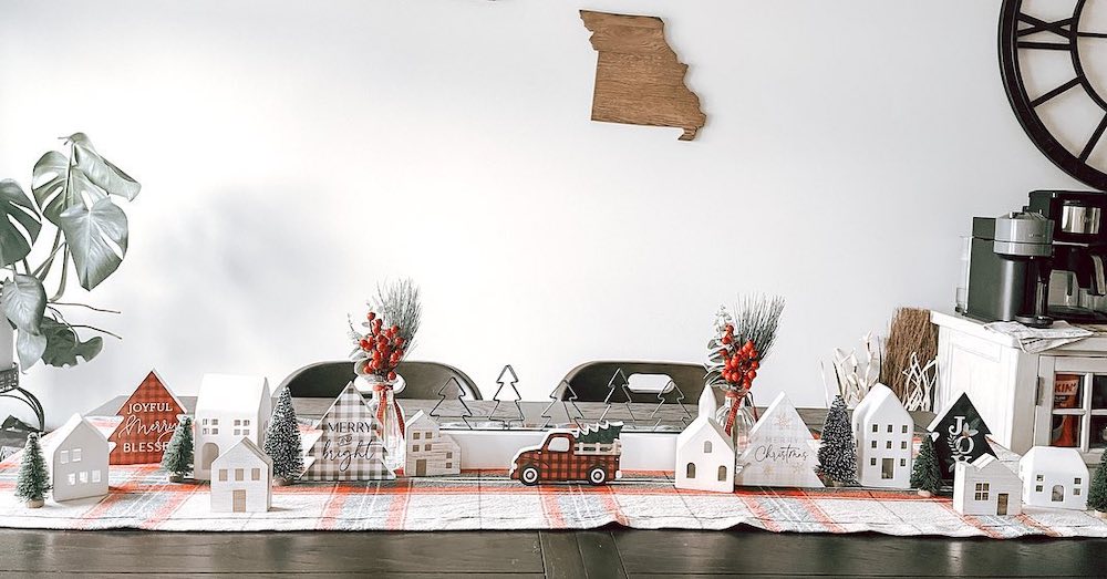 In 2 #Christmas #ChristmasTablescape #DiningRoomDecor #HomeDecor #ChristmasDecorIdeas 