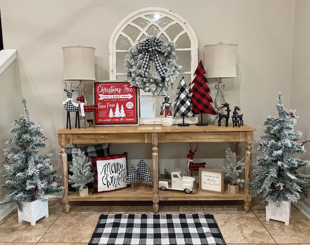 In 2 #Christmas #ChristmasEntryway #ChristmasFoyer #HomeDecor #ChristmasDecorIdeas 