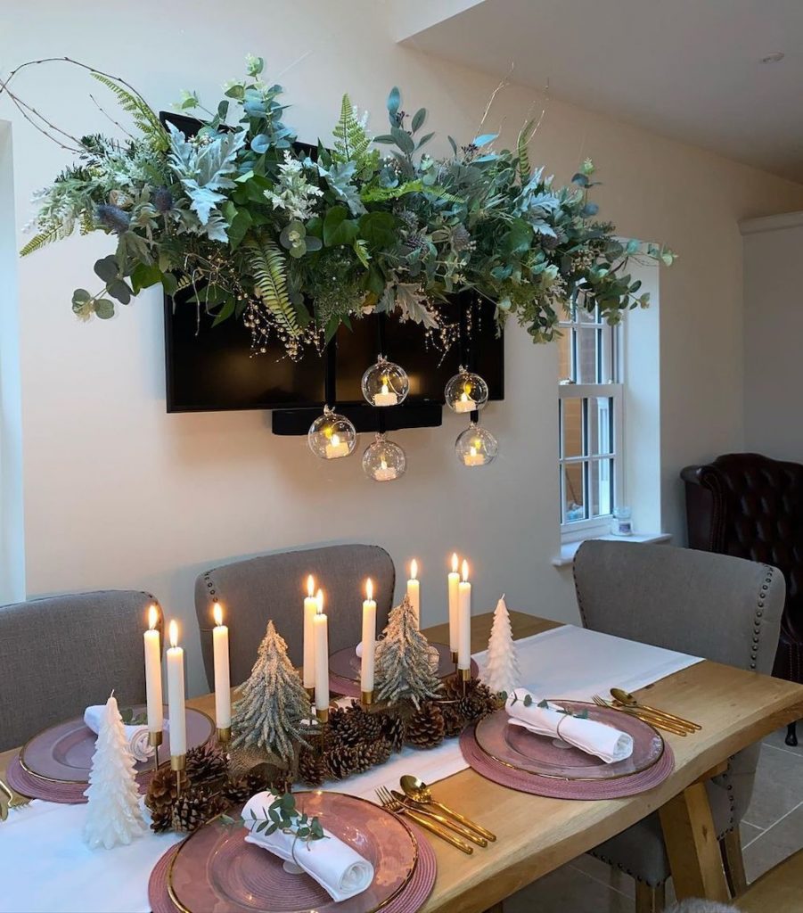 In 20 2 #Christmas #ChristmasDiningRoom #DiningRoomDecor #HomeDecor #ChristmasDecorIdeas 