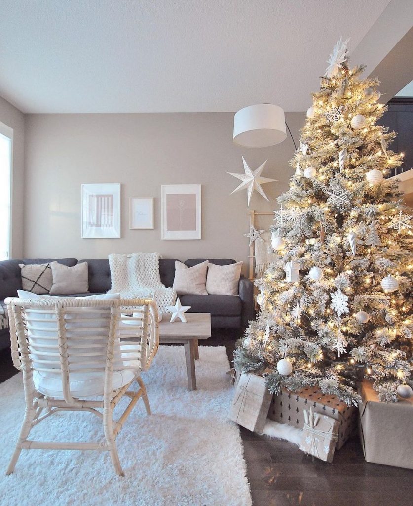 Christmas Living Room Ideas In 20 #Christmas #ChristmasLivingRoom #LivingRoomDecor #HomeDecor #ChristmasDecorIdeas 