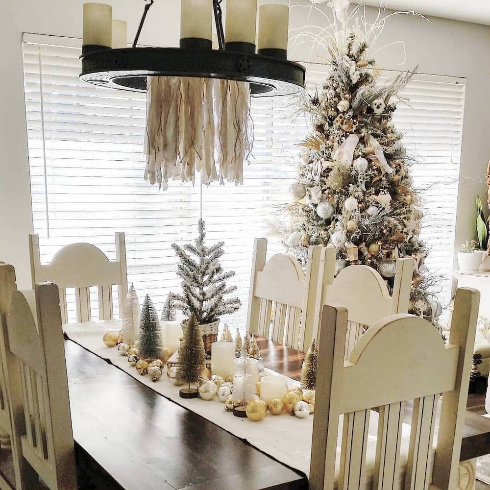 In 21 #Christmas #ChristmasDiningRoom #DiningRoomDecor #HomeDecor #ChristmasDecorIdeas 