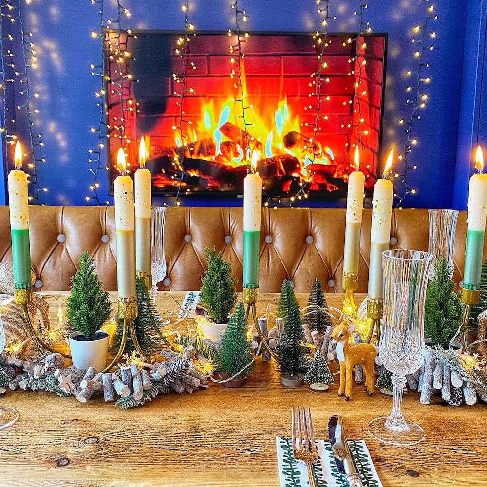 In 21 #Christmas #ChristmasTablescape #DiningRoomDecor #HomeDecor #ChristmasDecorIdeas 