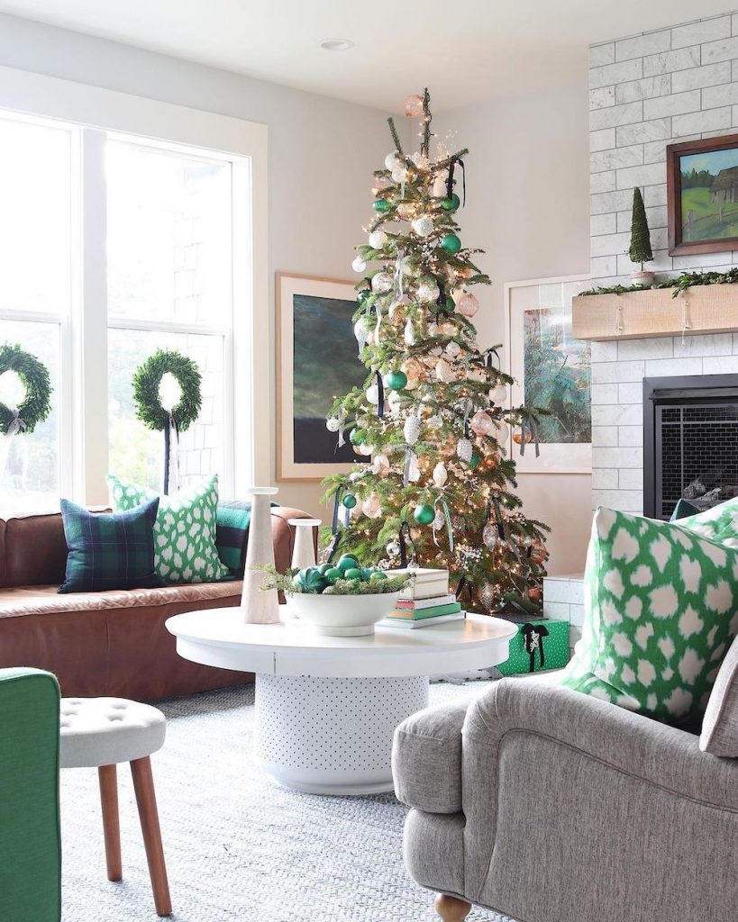 In 22 #Christmas #ChristmasLivingRoom #LivingRoomDecor #HomeDecor #ChristmasDecorIdeas 