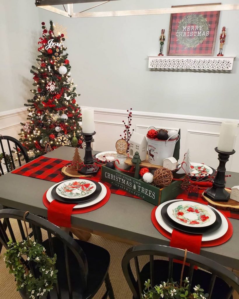 Christmas Dining Room Ideas In 22 #Christmas #ChristmasDiningRoom #DiningRoomDecor #HomeDecor #ChristmasDecorIdeas 