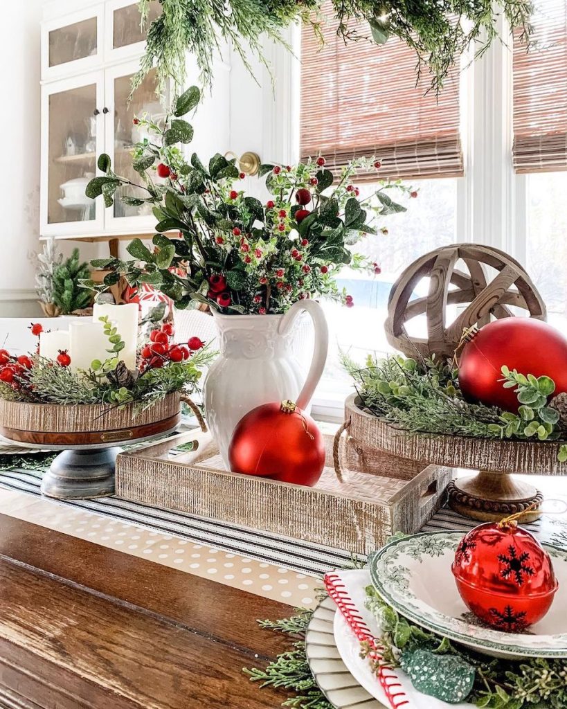Christmas Tablescape Ideas In 22 #Christmas #ChristmasTablescape #DiningRoomDecor #HomeDecor #ChristmasDecorIdeas 