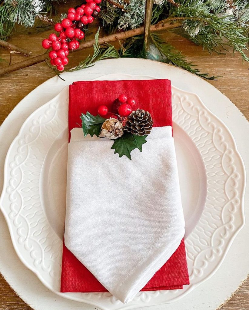 In 23 2 #Christmas #ChristmasDiningRoom #DiningRoomDecor #HomeDecor #ChristmasDecorIdeas 