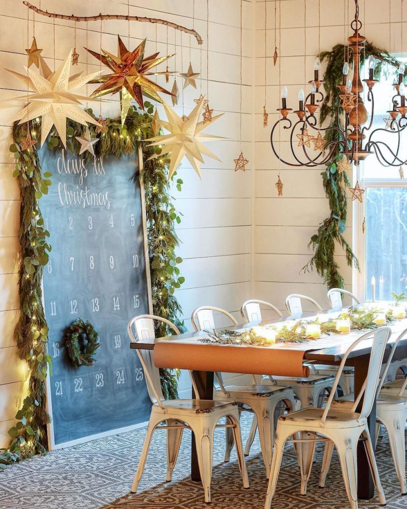 Christmas Dining Room Ideas In 25 #Christmas #ChristmasDiningRoom #DiningRoomDecor #HomeDecor #ChristmasDecorIdeas 