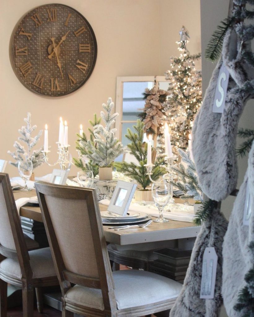 In 27 1 #Christmas #ChristmasDiningRoom #DiningRoomDecor #HomeDecor #ChristmasDecorIdeas 