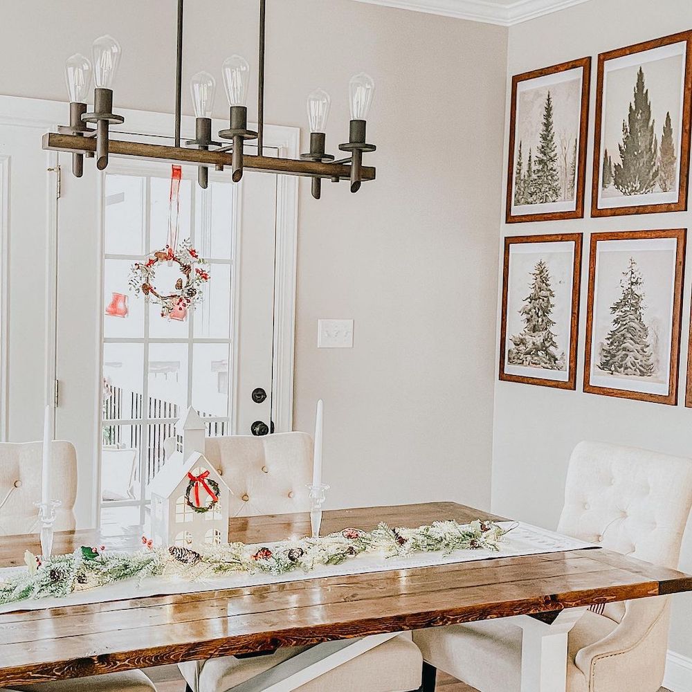 In 28 #Christmas #ChristmasDiningRoom #DiningRoomDecor #HomeDecor #ChristmasDecorIdeas 