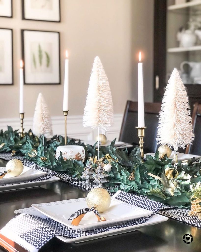 In 3 #Christmas #ChristmasTablescape #DiningRoomDecor #HomeDecor #ChristmasDecorIdeas 