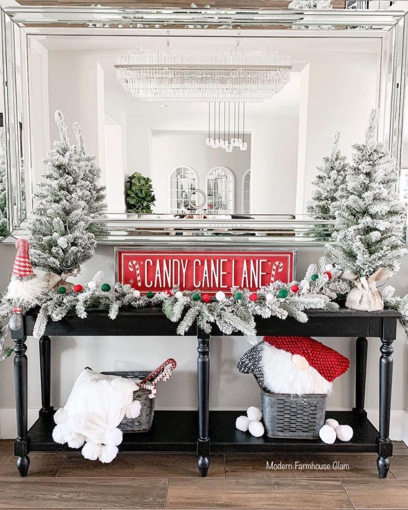 In 3 #Christmas #ChristmasEntryway #ChristmasFoyer #HomeDecor #ChristmasDecorIdeas 