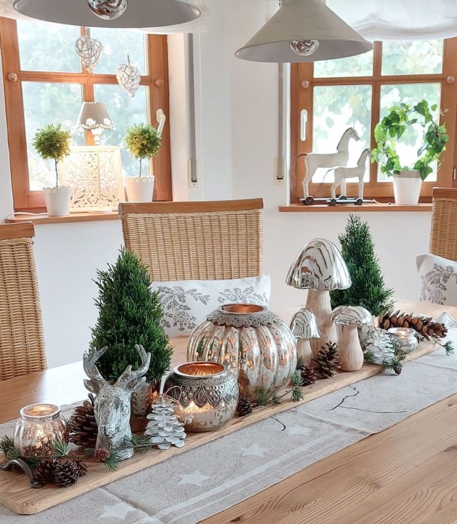 In 3 #Christmas #ChristmasTablescape #DiningRoomDecor #HomeDecor #ChristmasDecorIdeas 